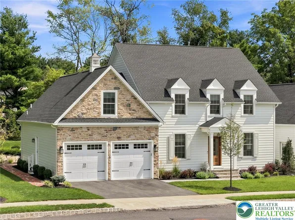 4369 Stonebridge Dr, Bethlehem, PA 18015