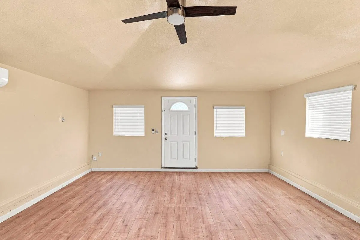 2048 W 112th St in Los Angeles, CA 90047 — Photo 2
