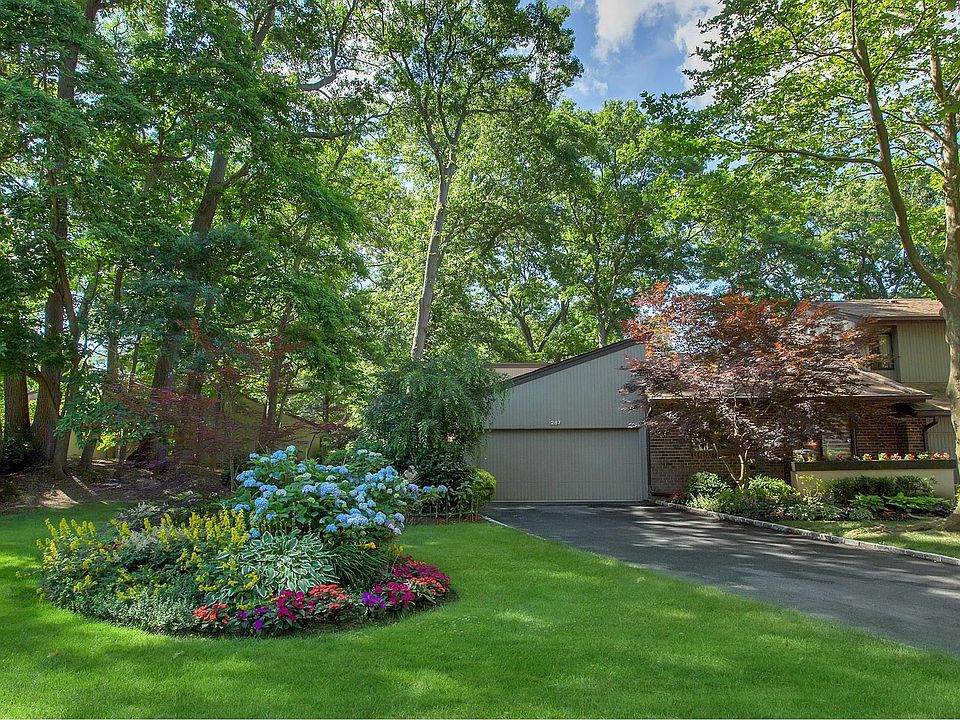 1st image of 287 Carrage House Dr