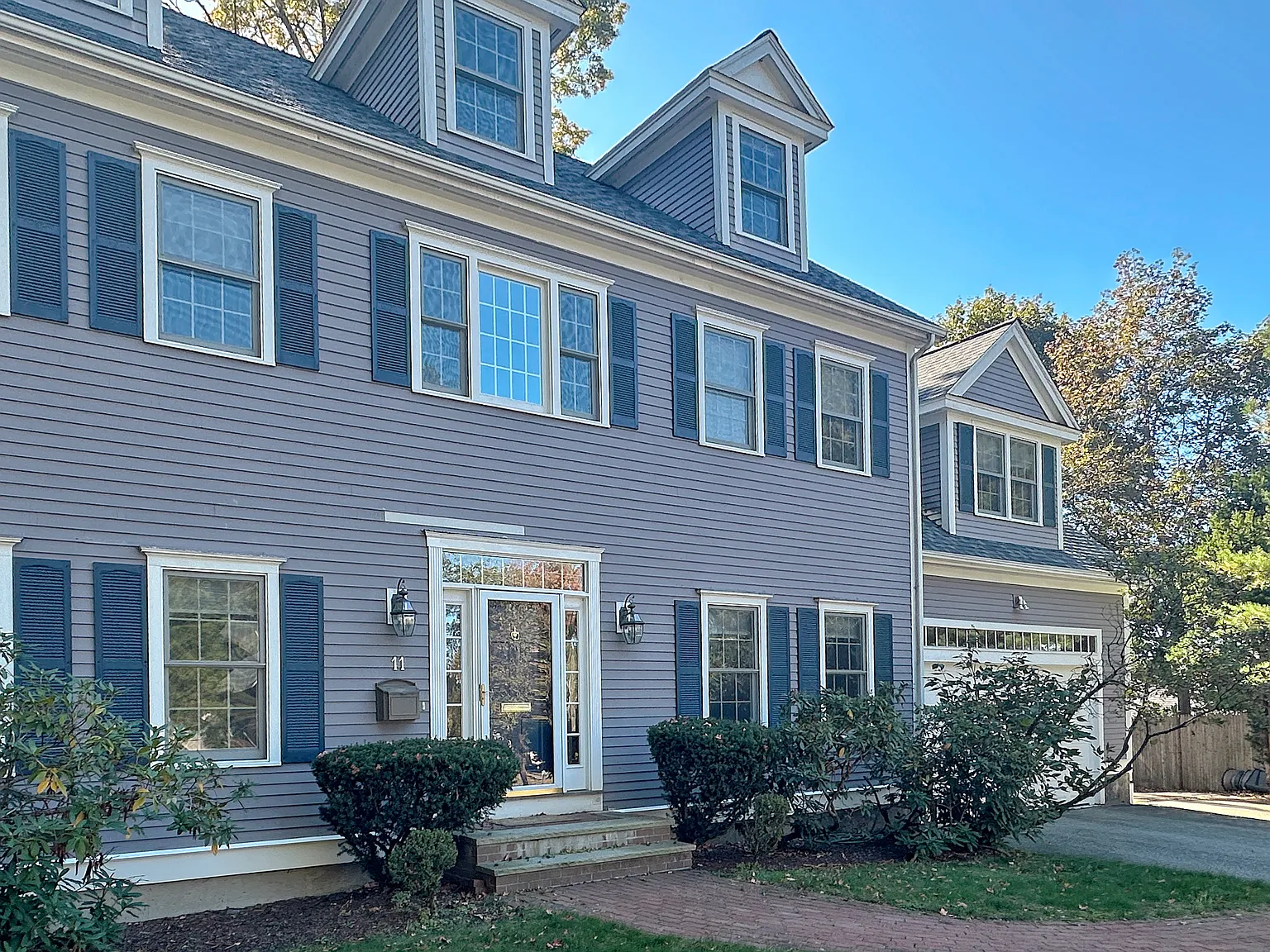 6 bed, 4.5 bath, 5183 sqft, $10,000 — Photo 2