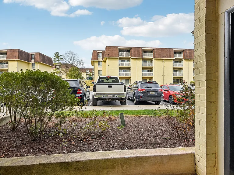 Crestleigh Apartments — Photo 9