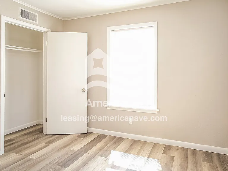1583683_008_wm_-_main_bedroom_13181378.jpg