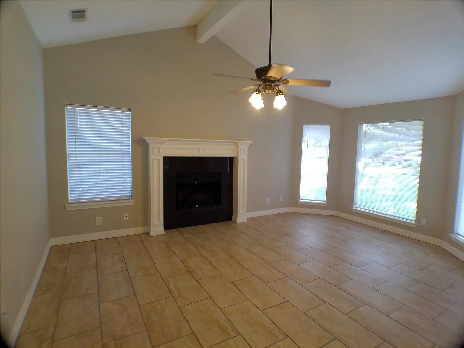 3 bed, 2.0 bath, 1375 sqft, $2,000 — Photo 3