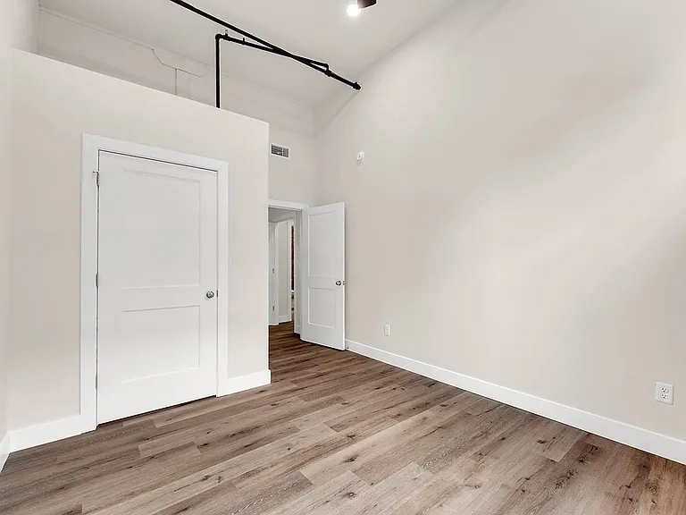 235 N Market Ave — Photo 17