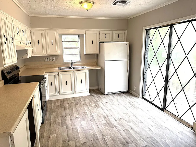 1231 Waller Ave — Photo 3