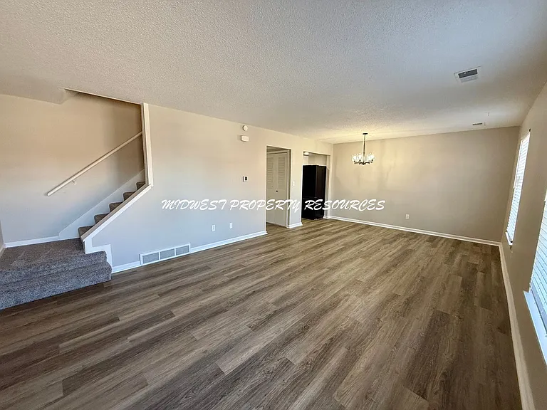 945 NW Colbern Rd — Photo 2