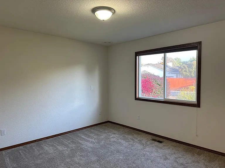 1515 E Trevino St — Photo 8