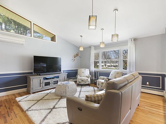 4th image of 7 Dorchester Dr