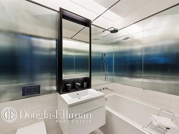 4th image of 157 W 57th St APT 36F