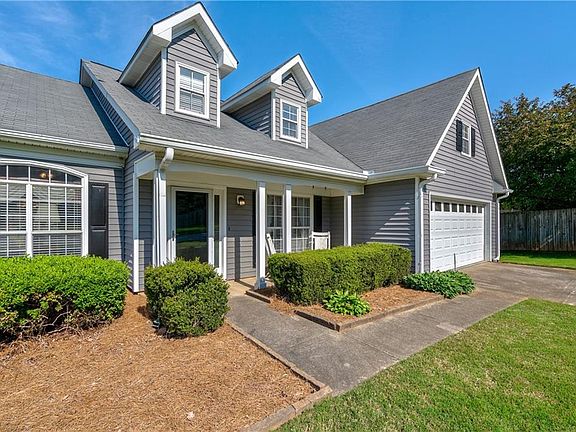 3rd image of 797 New England Ct