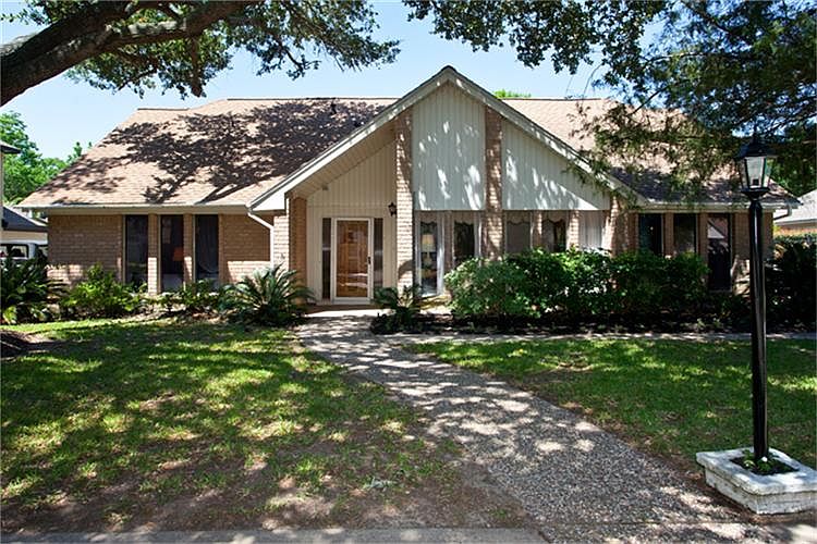 1st image of 815 Lake Villa Dr
