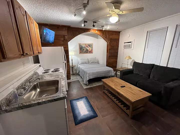 Studio, 300 sqft, $850 — Photo 2