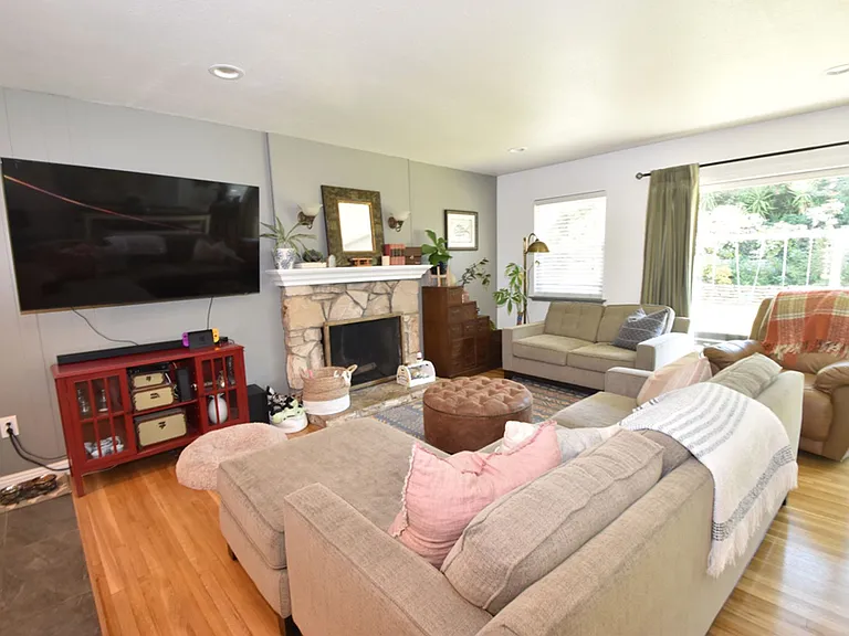 2824 Woodbine Ave — Photo 5