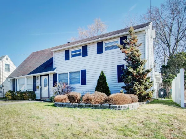 89 Homes Park Ave, Iselin, NJ 08830