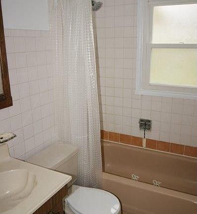 4th image of 22137 Yates Ave