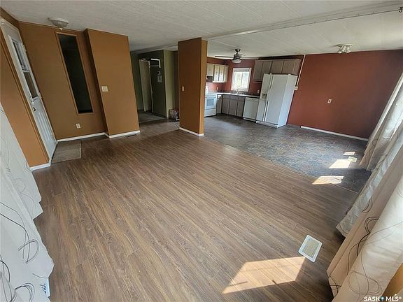5th image of 402 32nd St W