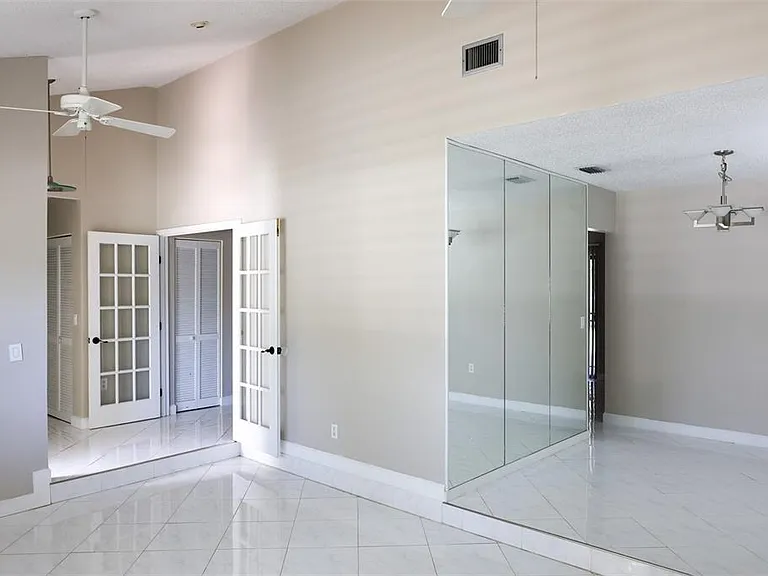 3121 Bordeaux Ln — Photo 3