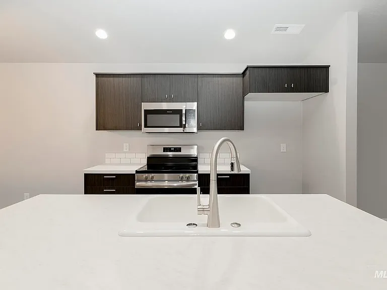 785 SW Alpha St — Photo 4