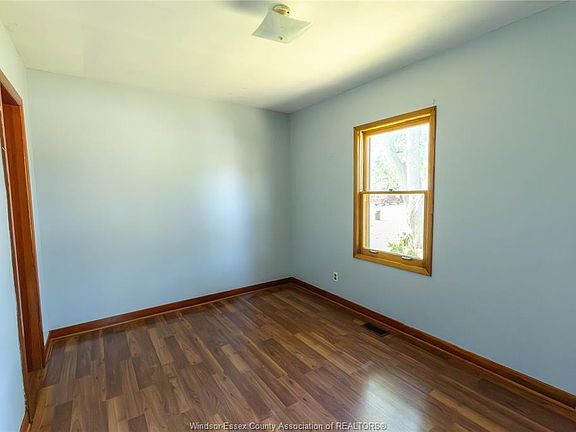 5th image of 327 Bouffard Rd