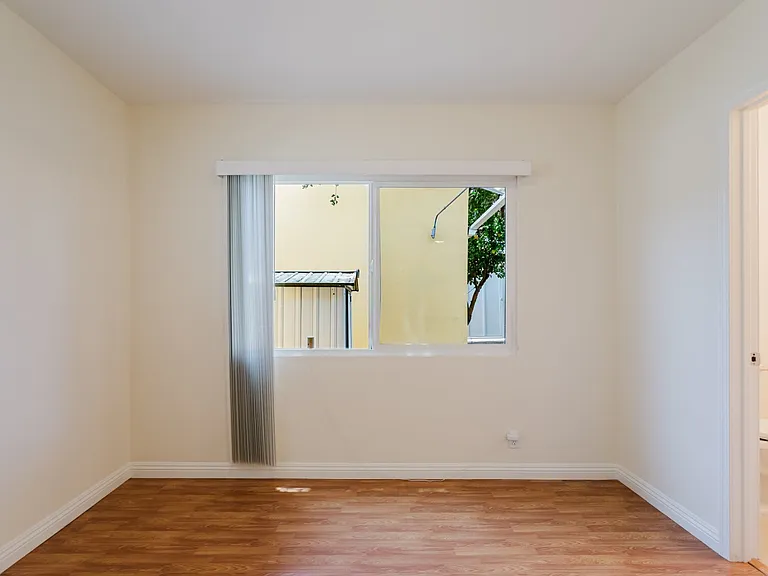 10550 1/4 W Victory Blvd — Photo 17