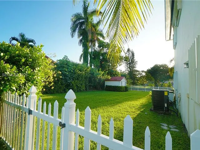 9220 SW 103rd Ave — Photo 2