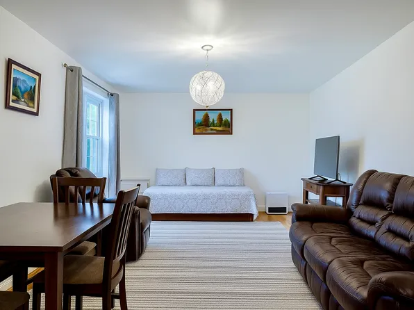 140-21 Burden Crescent image 1 of 10