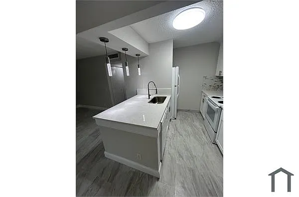 Building Photo - 1014 Meadows Cir #1014