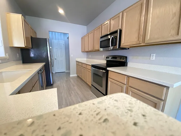 3358 E Wickieup Ln — Photo 14