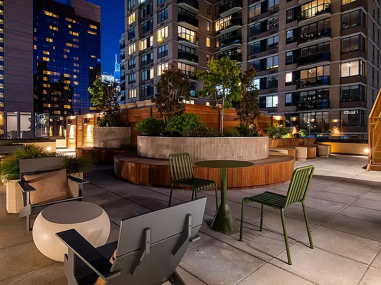 250 W 49th St #12701 — Photo 40