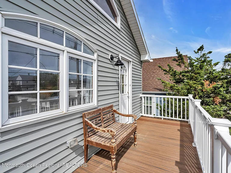 237 Bay Ave — Photo 44
