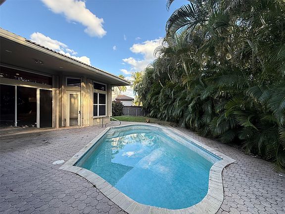 4th image of 9737 Parkview Ave