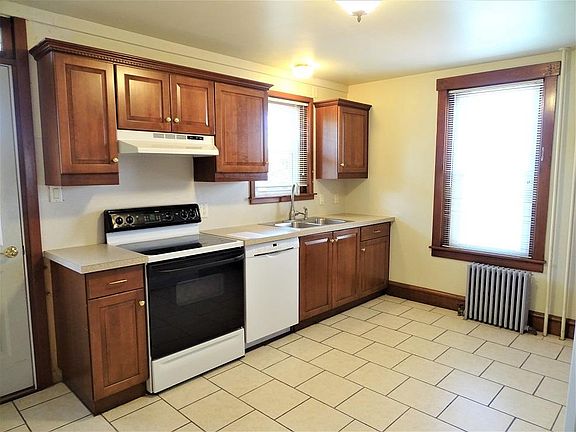 5th image of 43 E Pine St