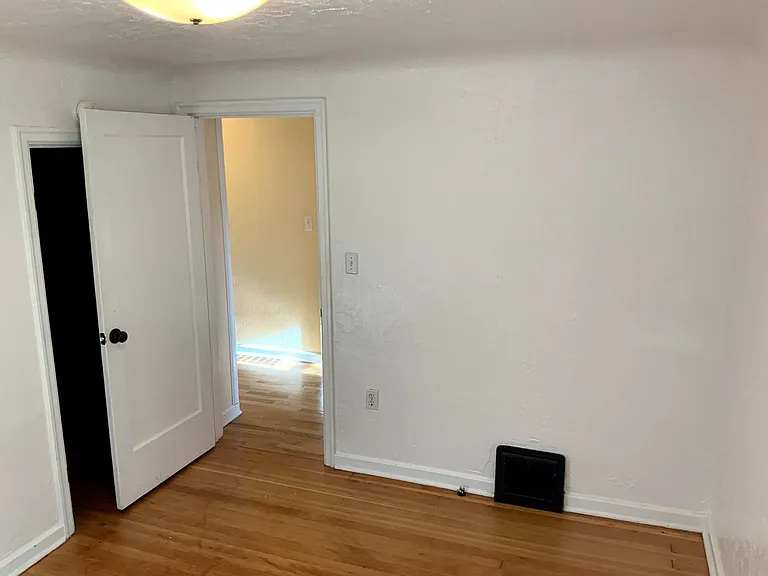 4 Bedroom, 1.5 Bath House — Photo 24