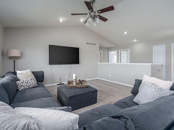 4th image of 24464 Wren Ave