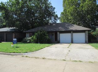 1052 NW 7th Pl, Moore, OK 73160