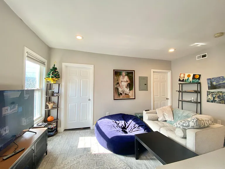 77 Linden St — Photo 4