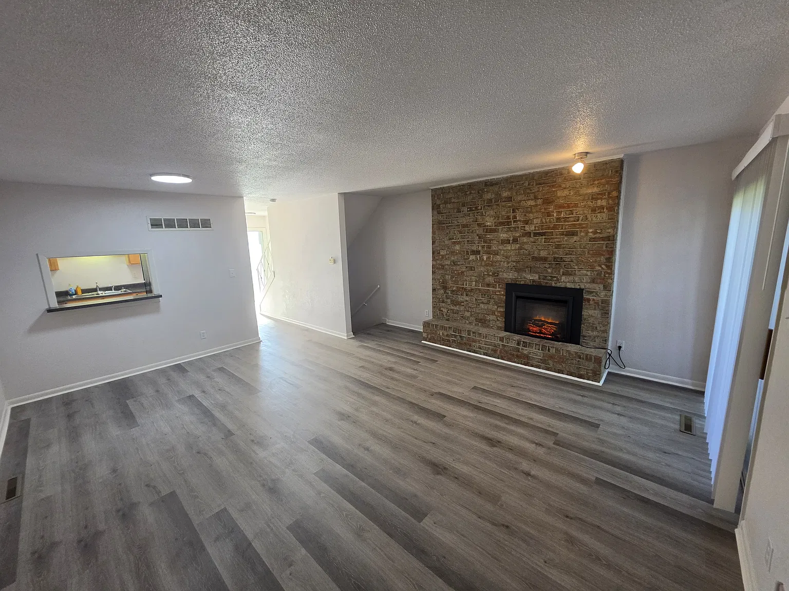2 bed, 1.5 bath, 1020 sqft, $1,345 — Photo 2
