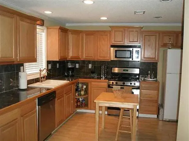 3 bed, 2.0 bath, 1550 sqft, $1,250 — Photo 3