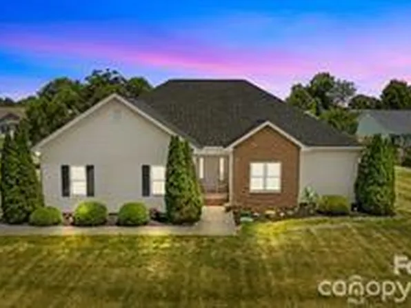 104 Castle Pines Ln, Statesville, NC 28625