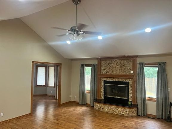 4th image of 2490 Arrowhead Ln