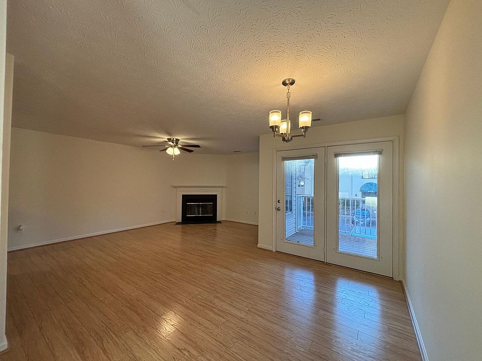 Living room w/ fireplace