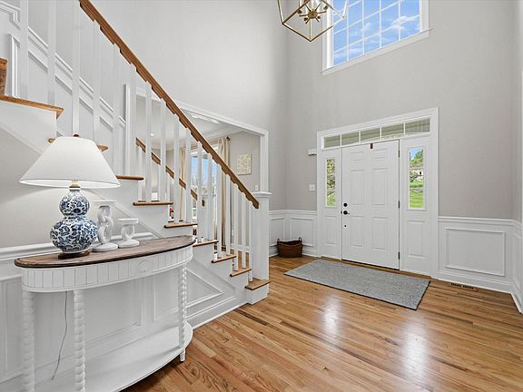 3rd image of 104 Cezanne Ct