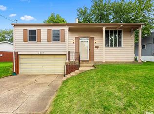 1607 Memorial Dr, Pekin, IL 61554