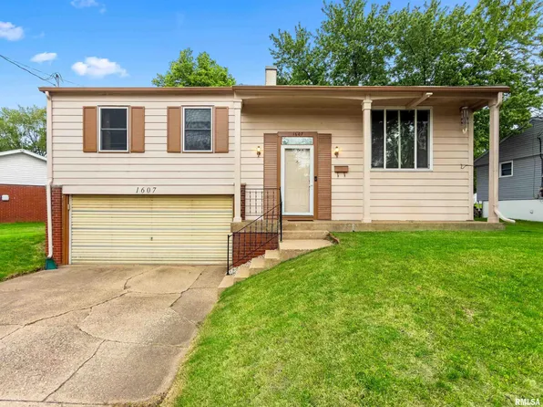 1607 Memorial Dr, Pekin, IL 61554