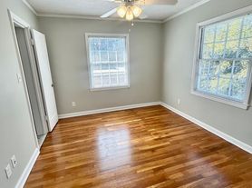Charming Upstairs Unit - Steps from Habersham Village!