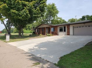 1 Holly Dr, Wood River, IL 62095