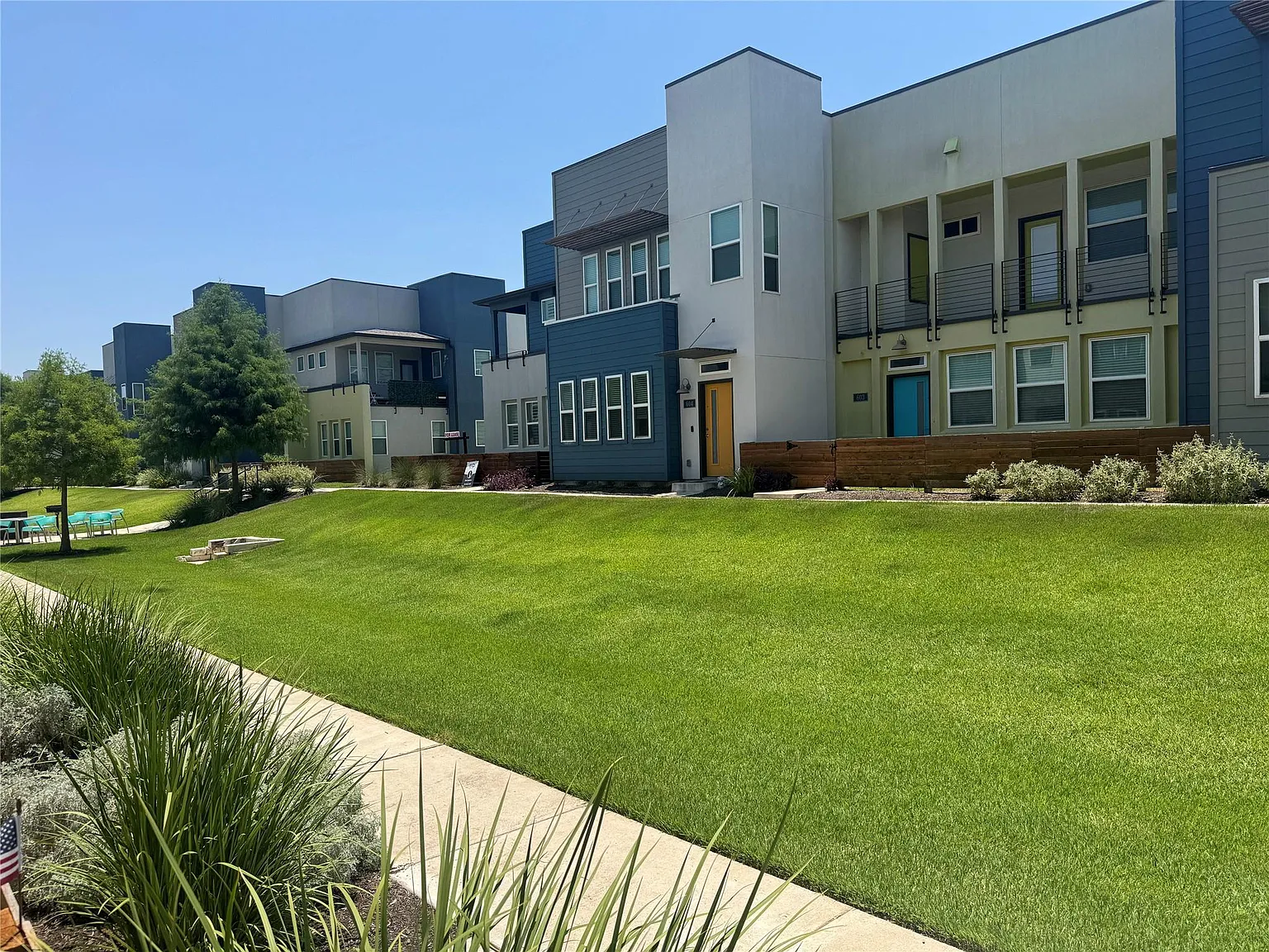 2 bed, 2.5 bath, 1325 sqft, $2,190 — Photo 4