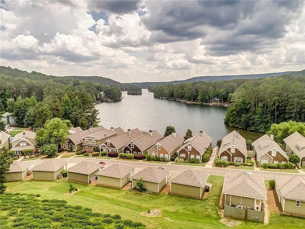 Building Photo - 213 Lakeside Dr