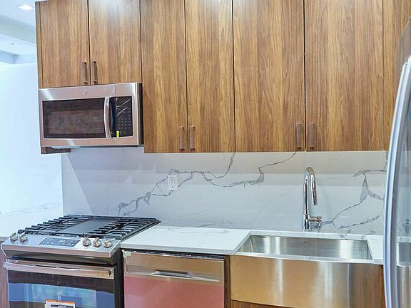 5th image of 921 Washington Ave #640