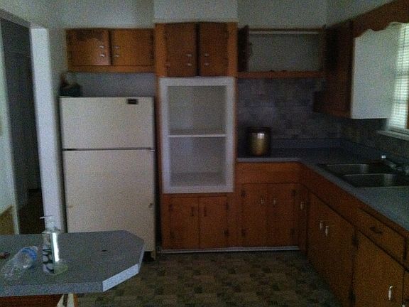 3rd image of 7024 Louise St